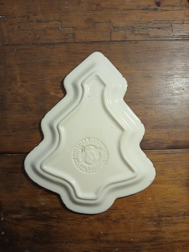 Henn Pottery Roseville Spongeware Green 12” Christmas Tree Plate - Picture 2 of 3