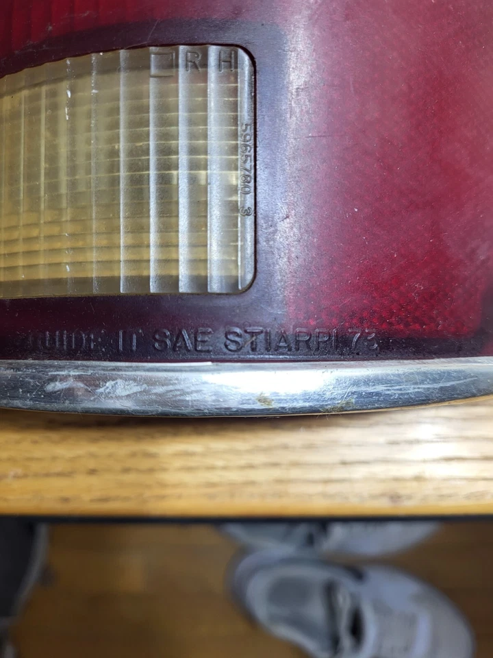 Chevy K5 Blazer C10 1973-1987 luz trasera pasajero derecho bisel y lente OEM Foto 4 de 4