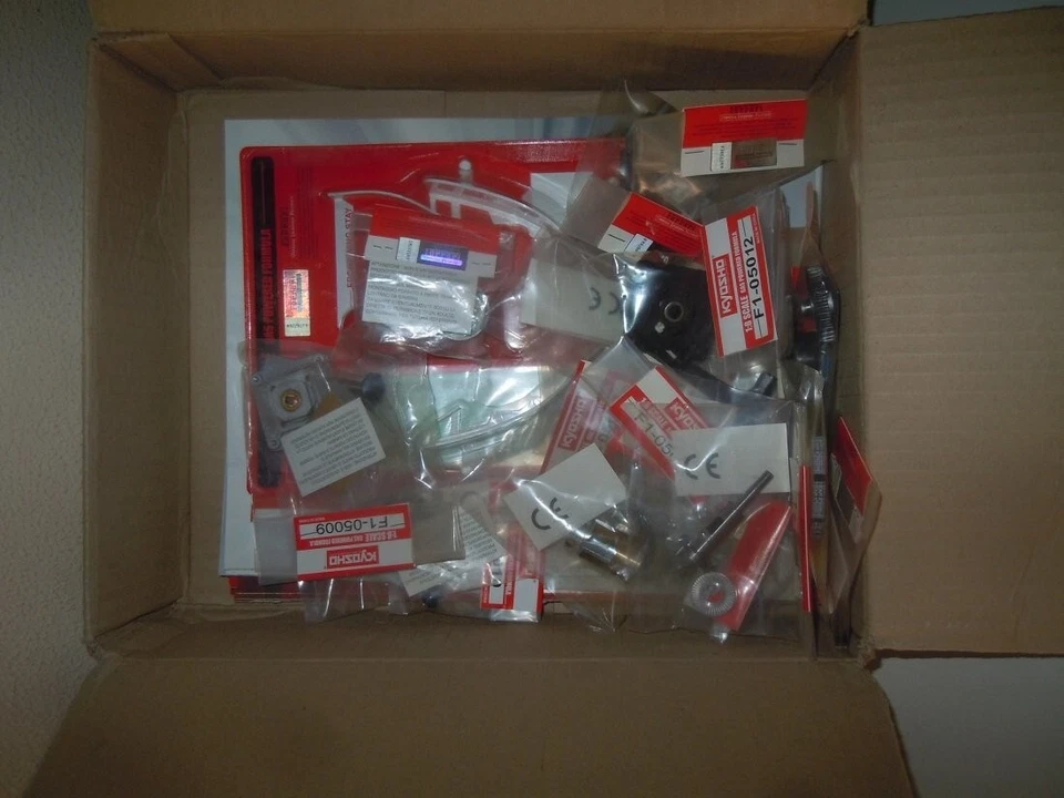 Ferrari F2005 De Agostini Kyosho kit di montaggio scala 1:8 no radiocomando - Immagine 2 di 3