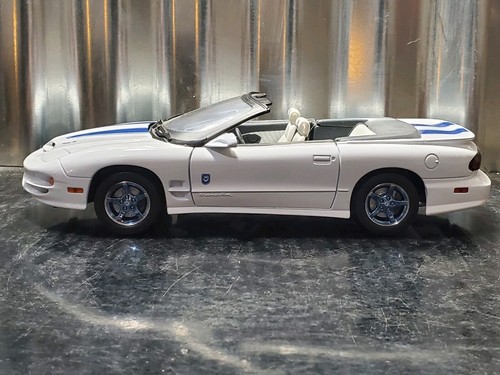 Road Signature 1999 Pontiac Firebird Trans Am Barn Find 1:18 Scale Diecast Car - Picture 14 of 14