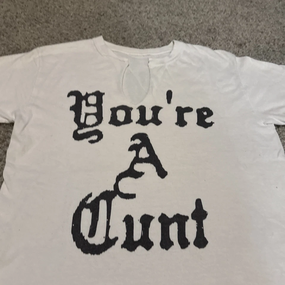 Camiseta Feminina Vintage Y2K "You’re a C*nt" Corte Punk Grunge Gola Pequena - Imagem 2 de 4