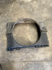 2003 2004 GMC SIERRA 2500HD 6.6 LLY DIESEL AUTO OEM RADIATOR FAN SHROUD COVER