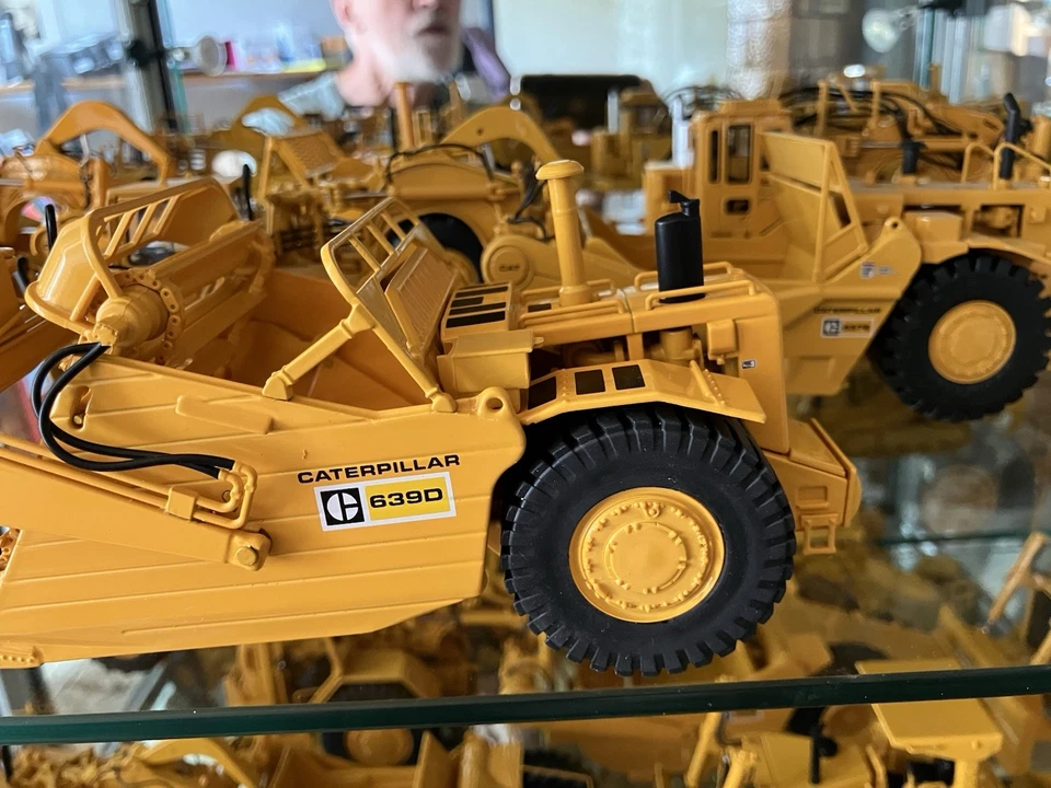 Schürfkübel / Kratzband/CCM CAT 639D Elevating Scraper, 1:48 - Bild 4 von 4