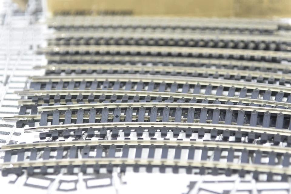 Lima Golden Series Curved Track. 1 x R431 22°30' Nickel Silver, Mint. - Image 4 of 4