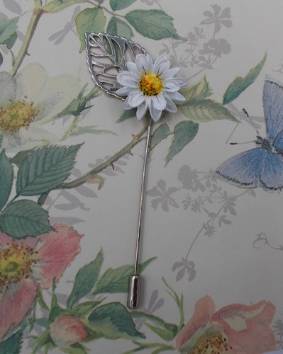 WHITE MARGUERITE DAISY PIN Lawn Daisy Wedding Lapel Flower Brooch HAND PAINTED - 第 2/7 張圖片
