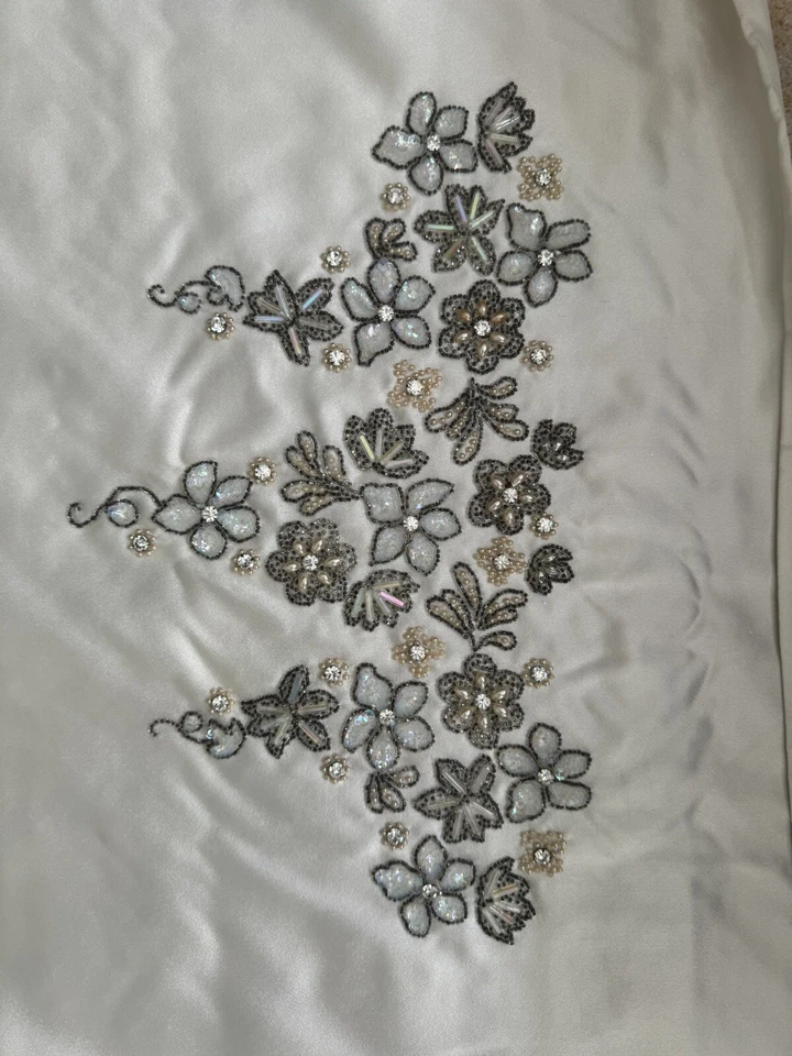 Panel de satén nupcial bordado con cuentas francesas para vestido o vestido blanco roto Foto 4 de 4