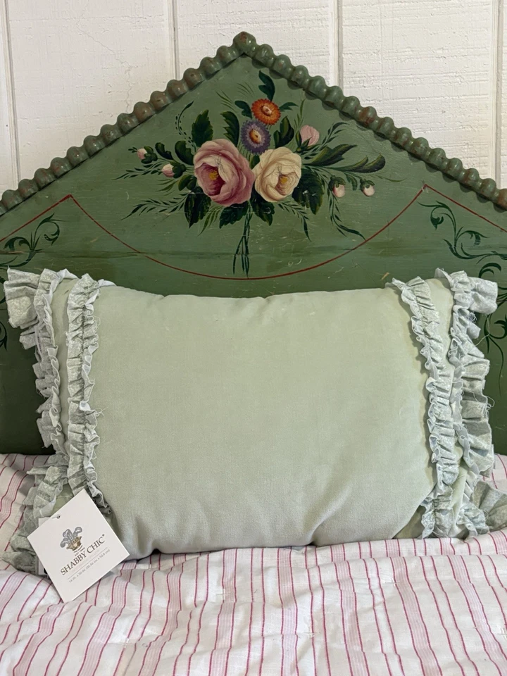 Almohada de terciopelo decorativa Shabby chic 14” x 20” Rachel Ashwell Foto 2 de 4