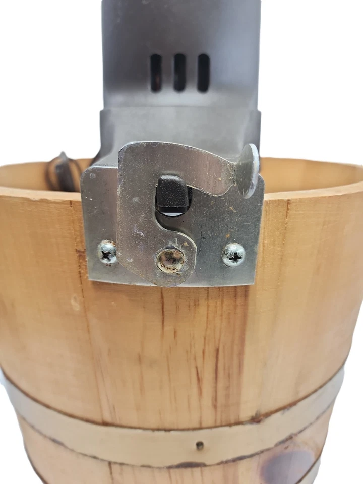 Máquina eléctrica para helados y yogur congelado Rival de 5 cuartos de galón - cubo de madera Foto 4 de 4