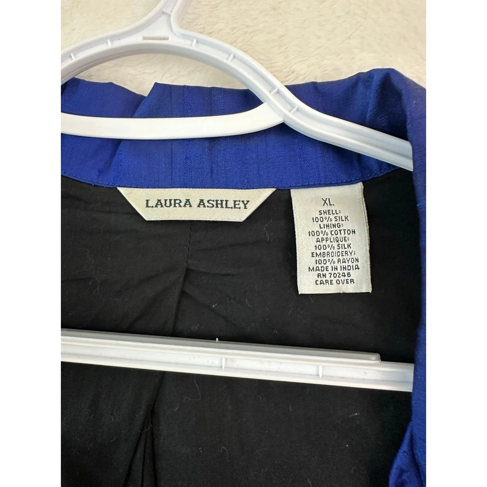 Top de seda con botones floral geométrico azul XL Laura Ashley Foto 4 de 4