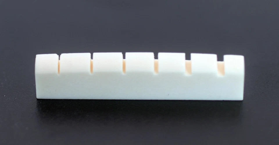 Porca de substituição ZeroGlide com fenda acústica (comum Martin) 44,7 x 9,5 x 5,9 dept - Imagem 4 de 4