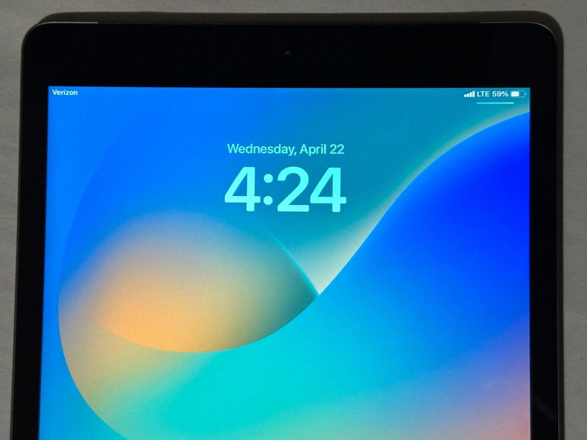 Apple iPad 7th Gen A2200 (WiFi + Cellular Unlocked) 32GB Space