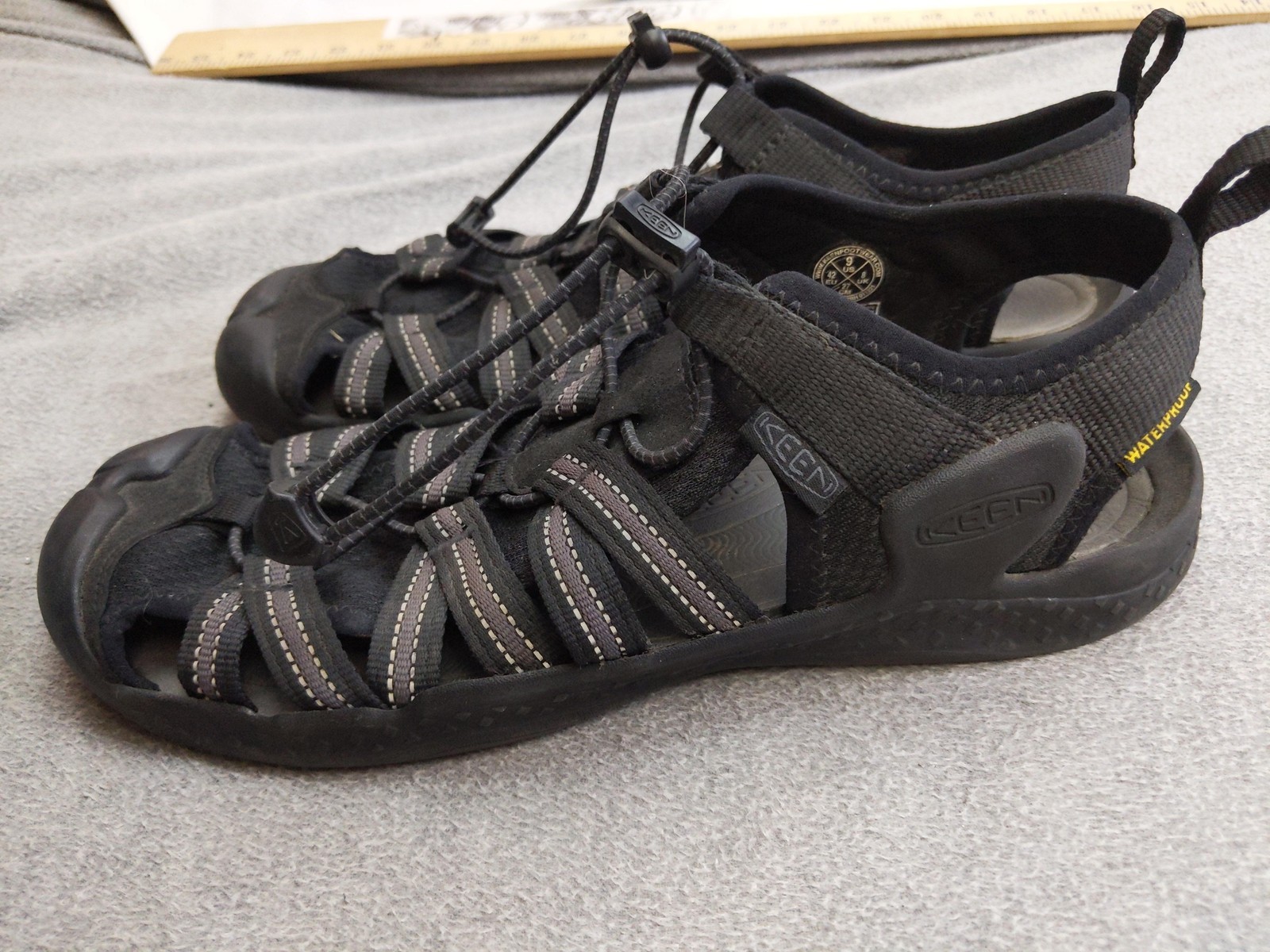 Scarpe KEEN uomo taglia 9 sandali neri impermeabili outdoor escursionismo acqua 1026122