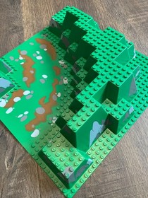 LEGO 6024 Raised 3D Baseplate from Dark Forest Fortress Castle 6079