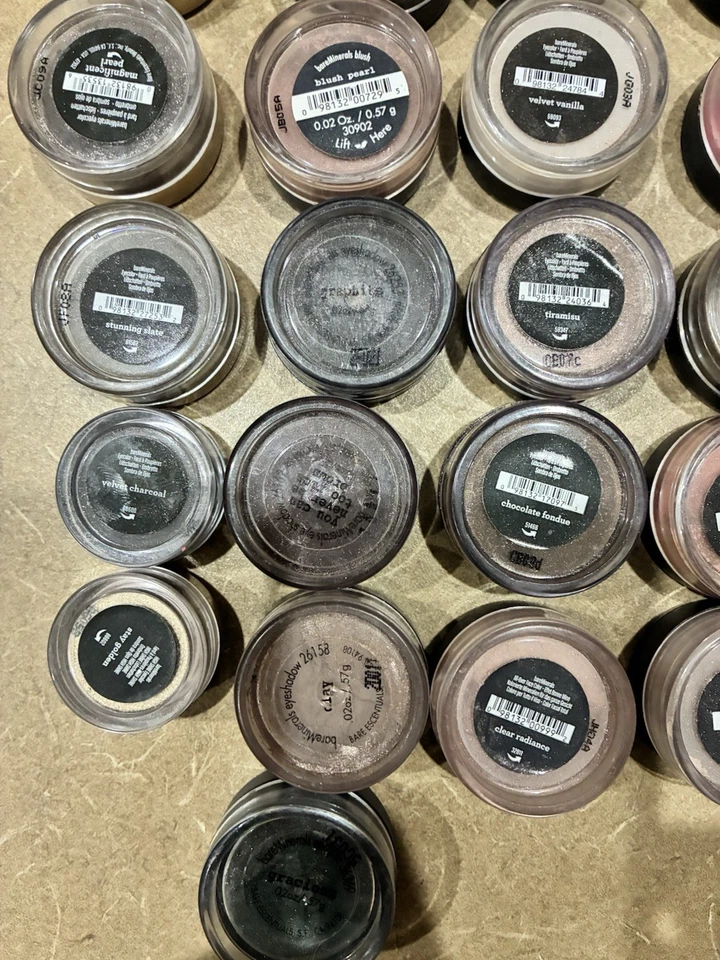 Lote de 48 macetas Bare Minerals con pinceles ¡Nada como esto disponible en ninguna parte! Foto 4 de 4