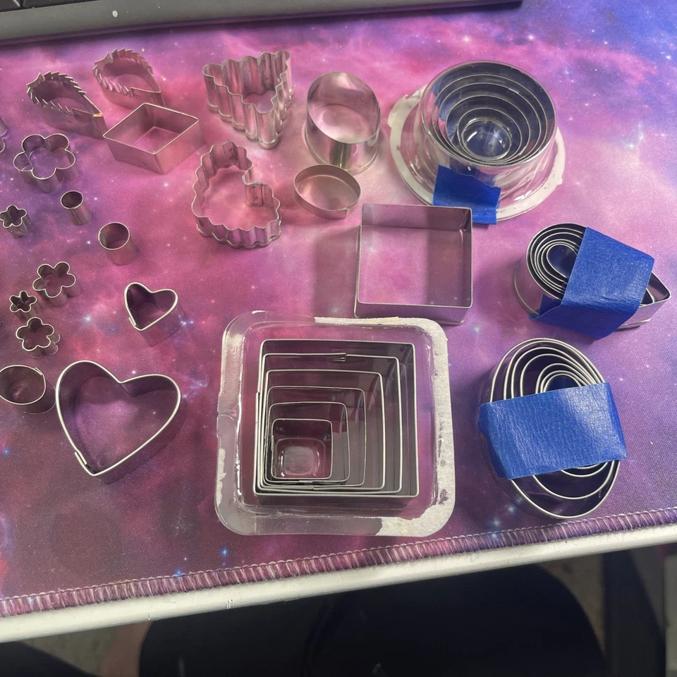 55 DIFFERENT SIZES AND SHAPES OF METAL POLYMER CLAY CUTTERS BAG 54 - Image 2 of 3