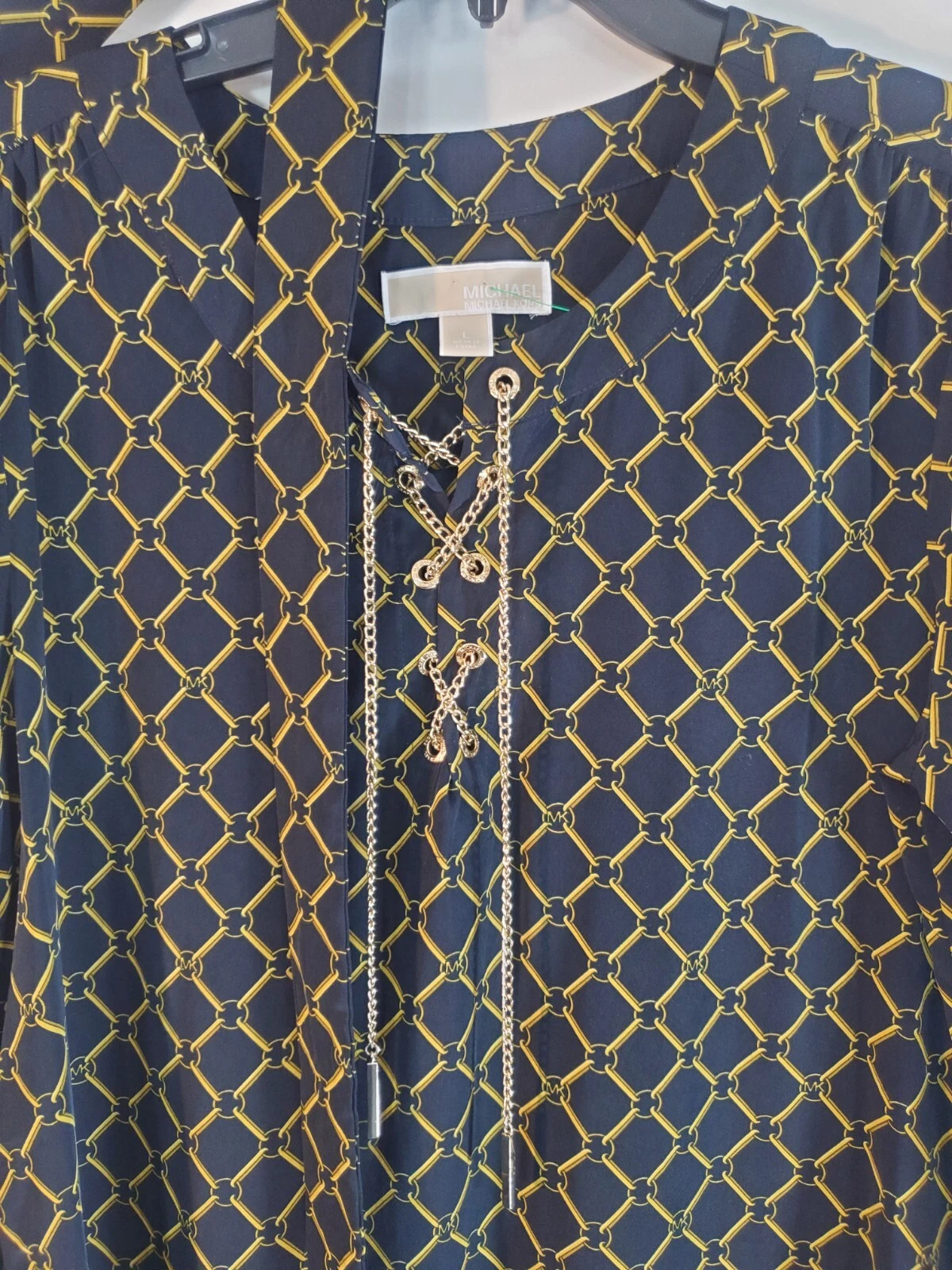 Abito con cintura Michael Kors grande catena oro collo a V stampato