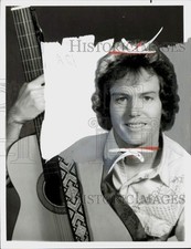 1975 Press Photo Cliff De Young with guitar - lra81994