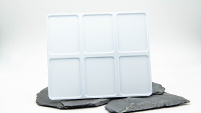 Stapelbare farbenfrohe Getränkekisten (Boxen) für Batterien und Akkus.