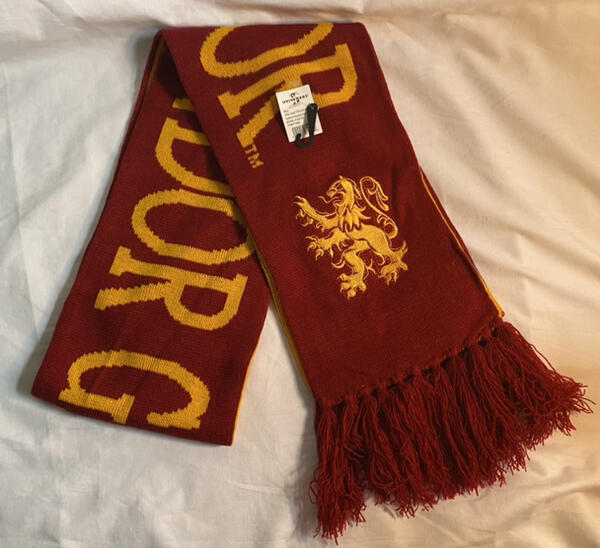 Universal Studios Wizarding World of Harry Potter Gryffindor Reversible Scarf BN
