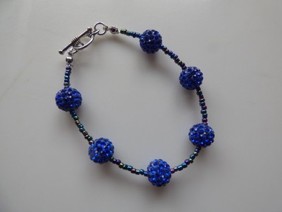 Perlenarmband - blau farbige funkelnde Perlen