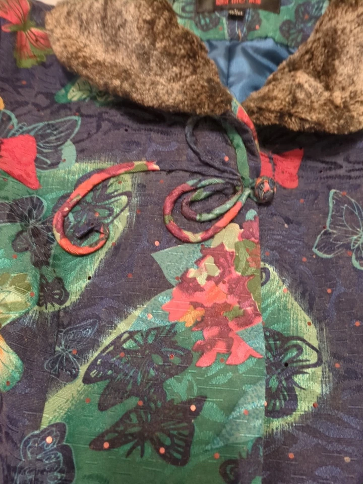 Unique Asian Made Light Jacket In Jacquard With Faux Fur Collar And Trim Size L - Image 4 of 4