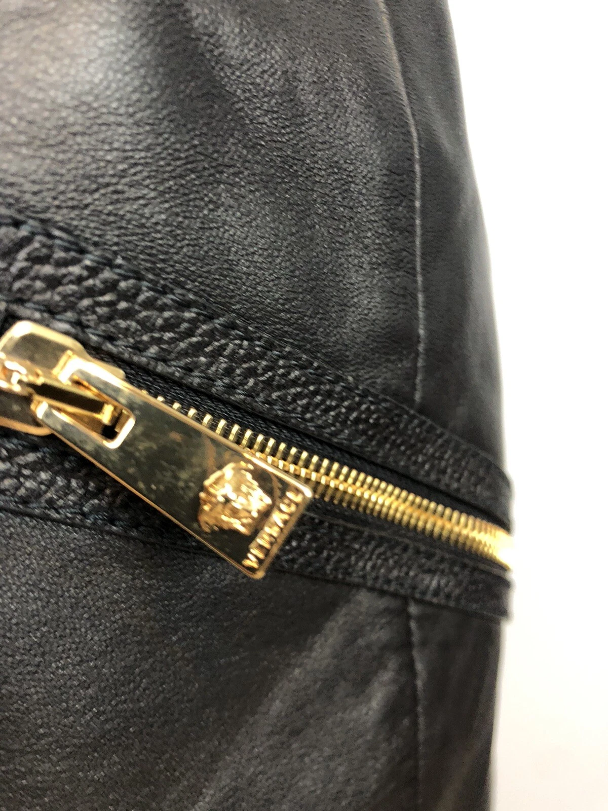 Mini abito nero senza maniche in pelle VERSACE con cerniera taglia 48 prezzo al dettaglio al dettaglio $4025