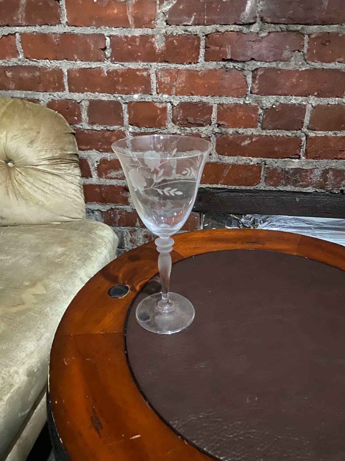 Vintage Etched Floral Wine Goblet – Frosted Stem, Satin Glass, 8″ Elegant Stemwa