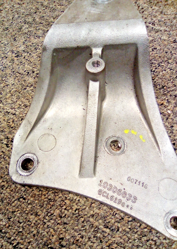 Soporte de montaje de motor GM 2005-09 5,3 L 10306033 LOC-26DG Foto 2 de 4