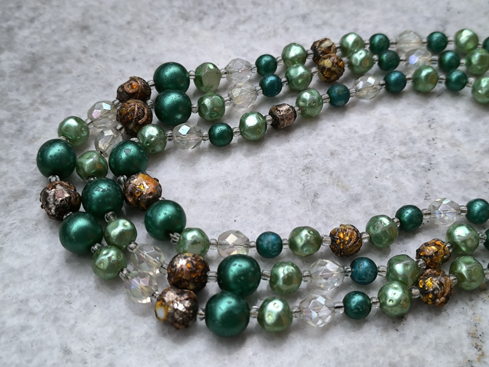 FILA Bellissima collana girocollo corta verde ? plastica antica vintage tre file