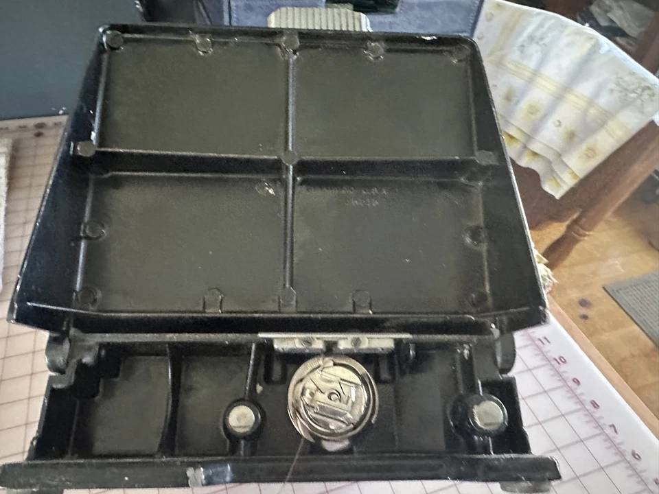 Máquina de coser Singer 1953 peso pluma con control de pie y estuche Foto 4 de 4