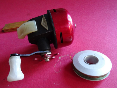 EINE GUTE VINTAGE ABU ABUMATIC 60 CLOSED FACE BAITCASTROLLE + ERSATZSPULE