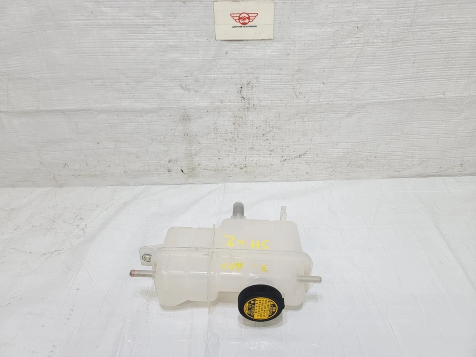 2010-2015 Lexus RX450H Engine Coolant Reservoir OEM 16470-0P040 Foto 3 de 4