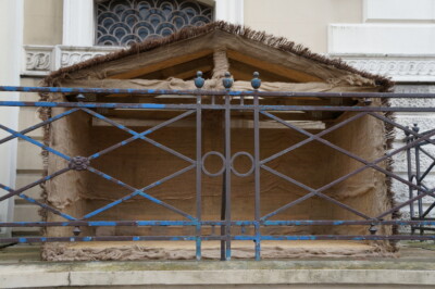 Fotokirche - leere Krippe an der Kirche St. Karl Borromäus um 2013