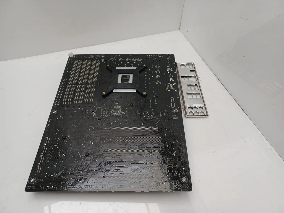 ASUS SABERTOOTH X58 Socket LGA1366 DDR3 PCI-E Motherboard With I/O Shield - Image 4 of 4