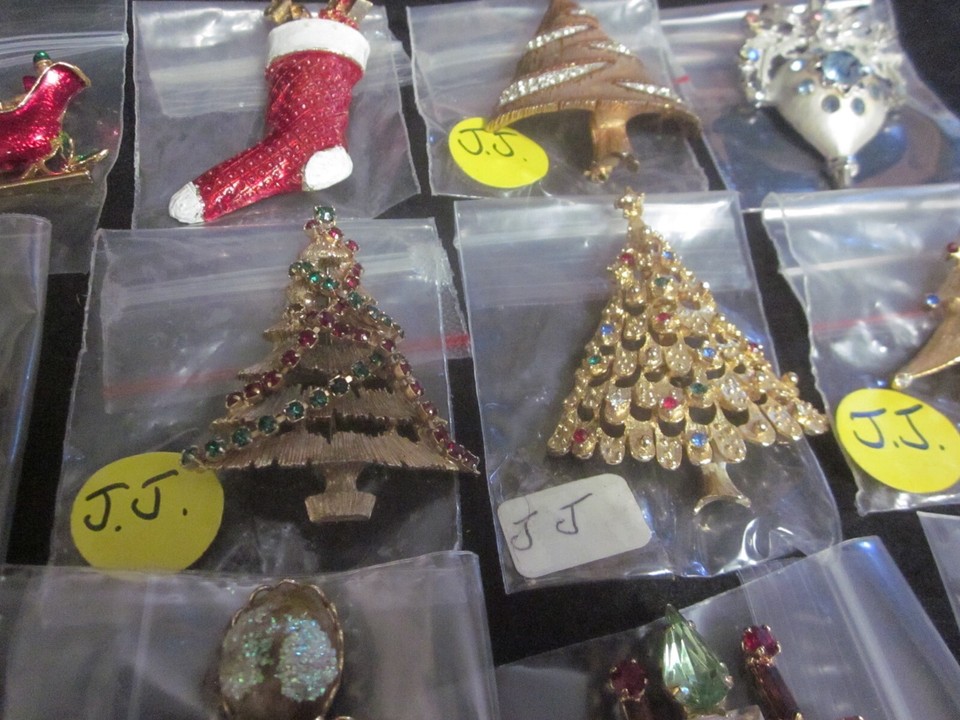 Vintage Enamel Rhinestone Christmas Tree Pin Brooch Designer Jewelry