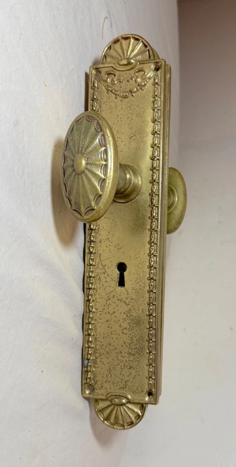 par antiguo ornamentado 1800 latón escudo perilla puerta herrajes placa posterior conjunto Foto 2 de 4