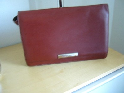 Cerruti 1881, Clutch mit Umhängeriemen
