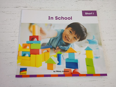 In School - Benchmark Start Up Phonics Book - #7 - Short i - Tiffany Johnson