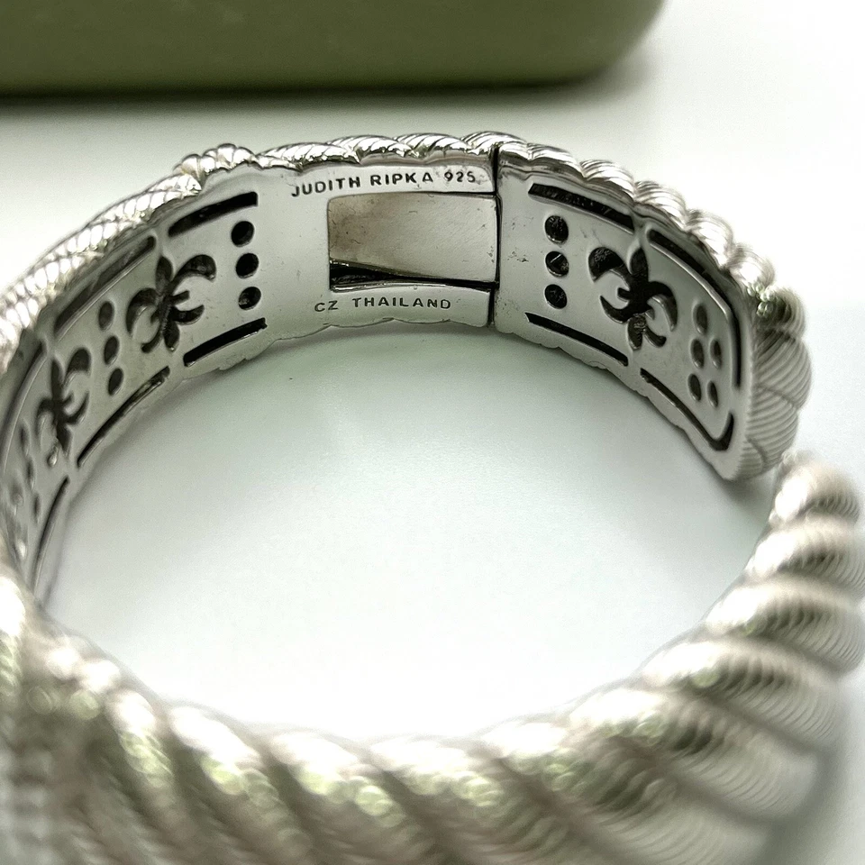 Brazalete con textura Judith Ripka Foto 4 de 4