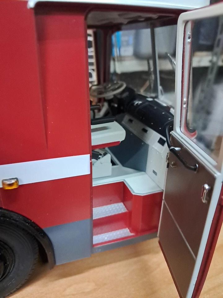 Schuco Mercedes Porsche Racing Transporter  1/18 - Immagine 4 di 4