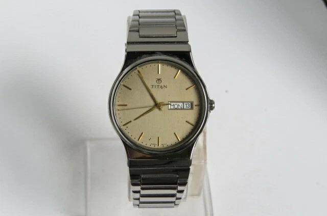 Vintage TITAN Quartz Wrist Watch for Men - good finish Model No. 2425AE L17