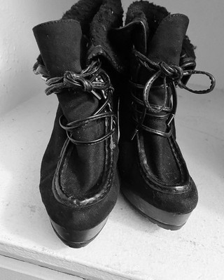 Black Suede Platform Ankle Boots Faux Fur Lined Fur Trim Lace Up Round Toe 7.5