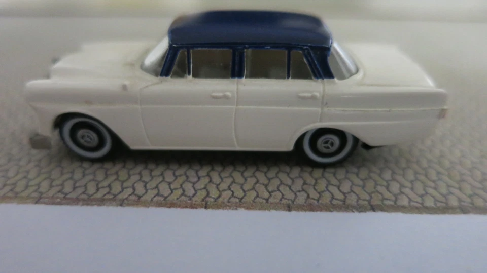 BREKINA Mercedes 190 Limousine 2 farbig Neu