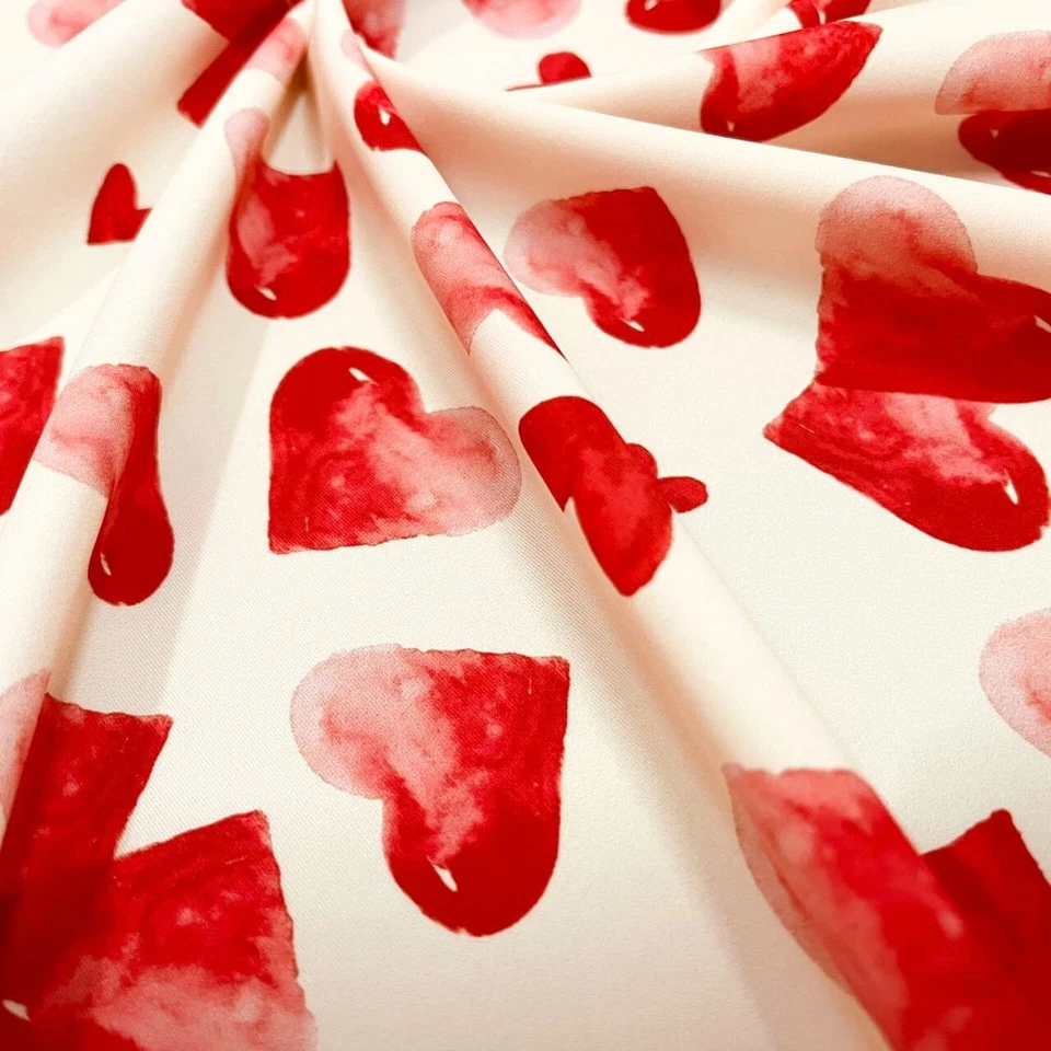 Traje de baño de tela elástica de 4 vías con estampado de corazones de San Valentín 60" de ancho por yarda Foto 3 de 4