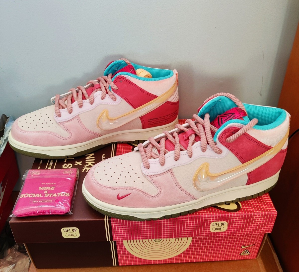 nike dunk mid social status free lunch