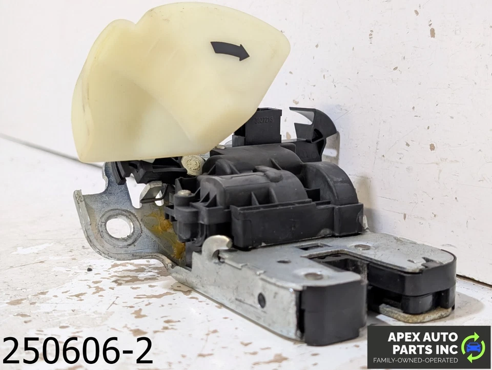 Actuador de cierre de tapa de maletero OEM 2011-2014 Volkswagen Jetta 2,5 L Foto 2 de 4