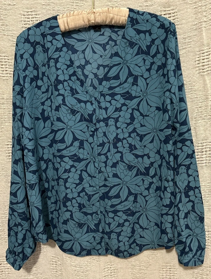 Blusa Camisa Top Marca Attention L Azul Estampado Floral y Pájaro Sedosa Con Botones Foto 2 de 4