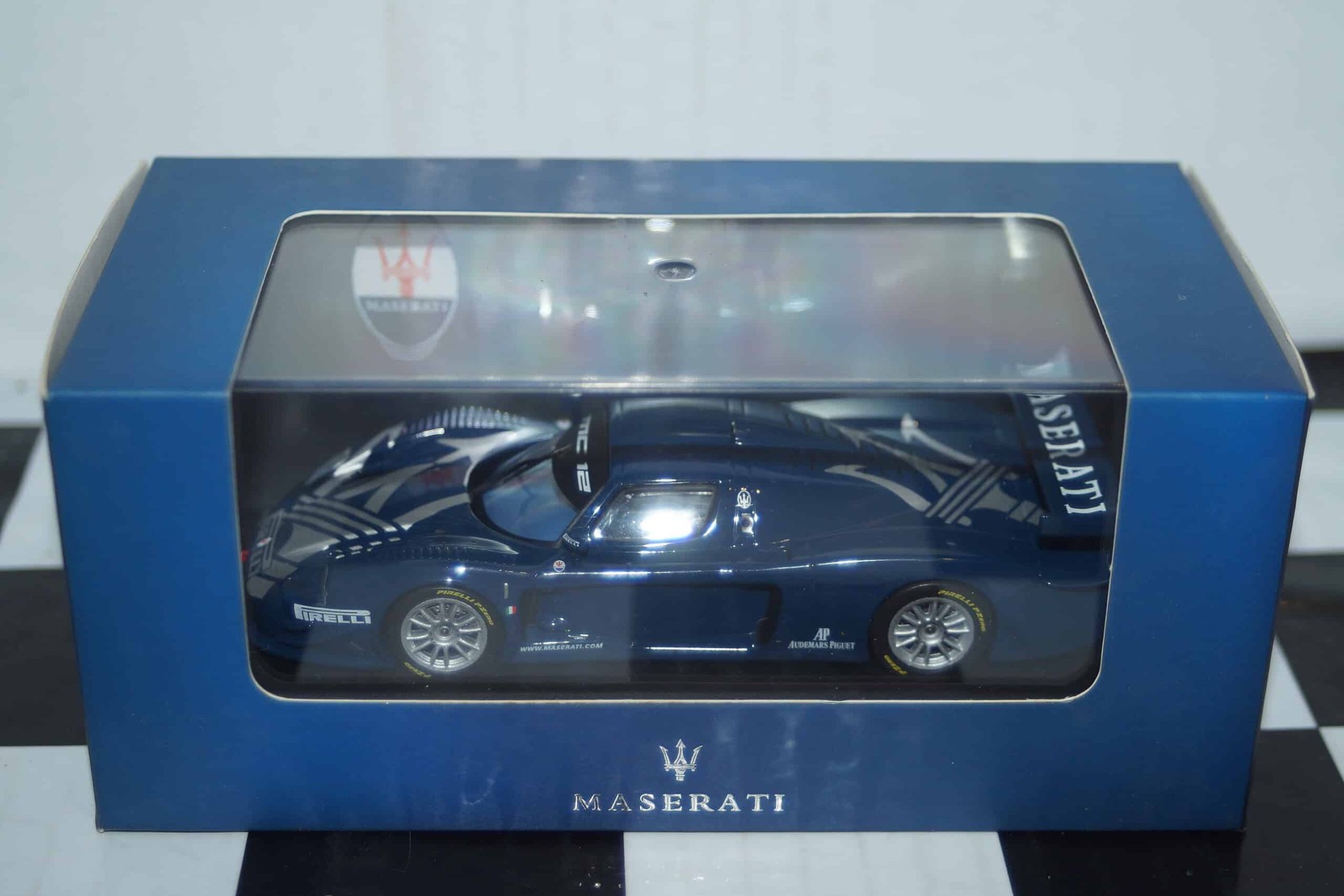 IXO Maserati MC12 Presentation 2004 dealer box 1:43 MOC043