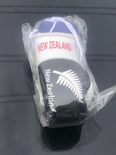 NZ / NEW ZEALAND / ALL BLACK FLAG Mini Boxing Gloves Ornament BRAND NEW - Picture 6 of 6
