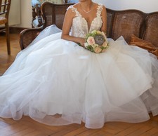 Abito da sposa sartoriale con corpetto ricamato e gonna ampia in tulle taglia 42